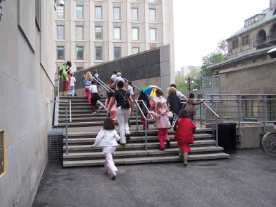 Eleves de FACE allant au jardin / FACE Students going to the garden