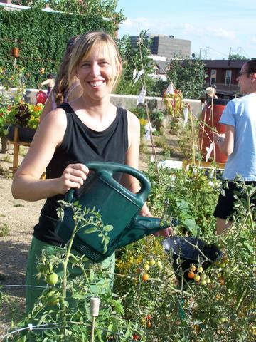 Julie en train d'arroser | Julie watering the garden